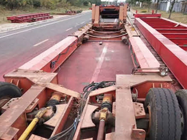 大型罐體運(yùn)輸專用車