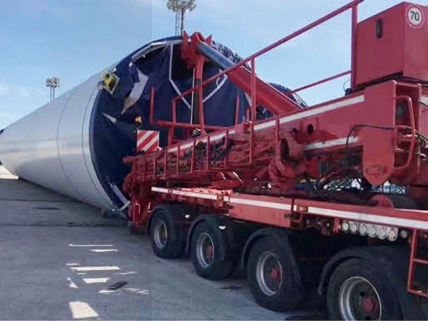 自動(dòng)裝卸式塔筒運(yùn)輸專用車